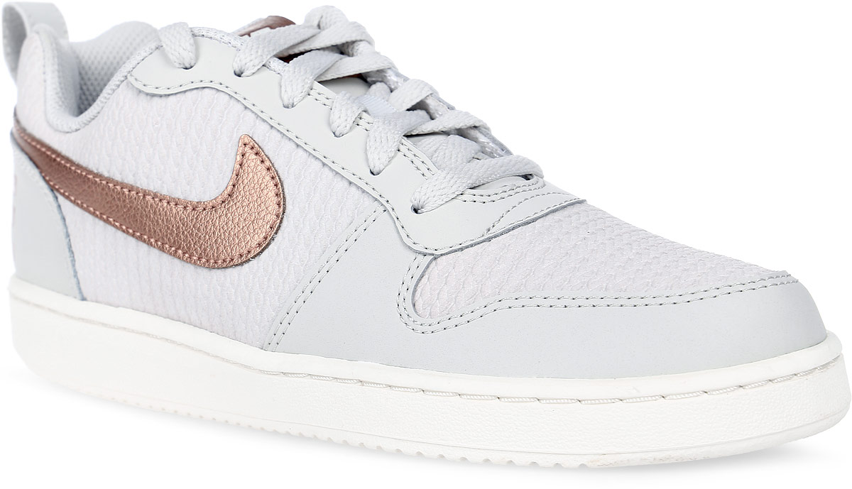 Кроссовки женские Nike Court Borough Low Prem, цвет: светло-серый, бронзовый. 861533-001. Размер 7 (37,5)861533-001 Кроссовки женские Nike Court Borough Low Prem, цвет: светло-серый, бронзовый. 861533-001. Размер 7 (37,5)861533-001Женские кроссовки Court Borough Low Prem от Nike выполнены из натуральной и искусственной кожи. Подкладка и стелька из текстиля комфортны при движении. Подметка GDR отвечает за уверенное сцепление с твердым покрытием. Язычок из сетчатого материала повышает воздухопроницаемость. Полноразмерная подошва из материала Phylon обеспечивает амортизацию без утяжеления. Дополнительный слой материала на носке для повышенной износоустойчивости.