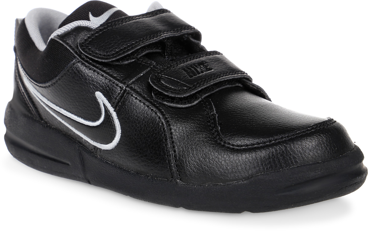 Кроссовки для мальчика Nike Pico 4, цвет: черный. 454500-001. Размер 1,5 (32)454500-001 Кроссовки для мальчика Nike Pico 4, цвет: черный. 454500-001. Размер 1,5 (32)454500-001Кроссовки для мальчика Pico 4 от Nike, выполненные из натуральной и искусственной кожи, дополнены вставками из текстиля. Ремешки с застежками-липучками надежно фиксируют модель на ноге. Текстильная подкладка не натирает. Промежуточная подошва обеспечивает отличную амортизацию. Подошва дополнена рифлением.