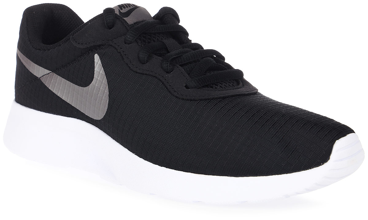 Кроссовки женские Nike Tanjun Se, цвет: черный. 844908-002. Размер 7 (37,5)844908-002 Кроссовки женские Nike Tanjun Se, цвет: черный. 844908-002. Размер 7 (37,5)844908-002Женские кроссовки Tanjun Se от Nike выполнены из текстиля. Подкладка и стелька из текстиля комфортны при движении. Шнуровка надежно зафиксирует модель на ноге. Подошва дополнена рифлением.