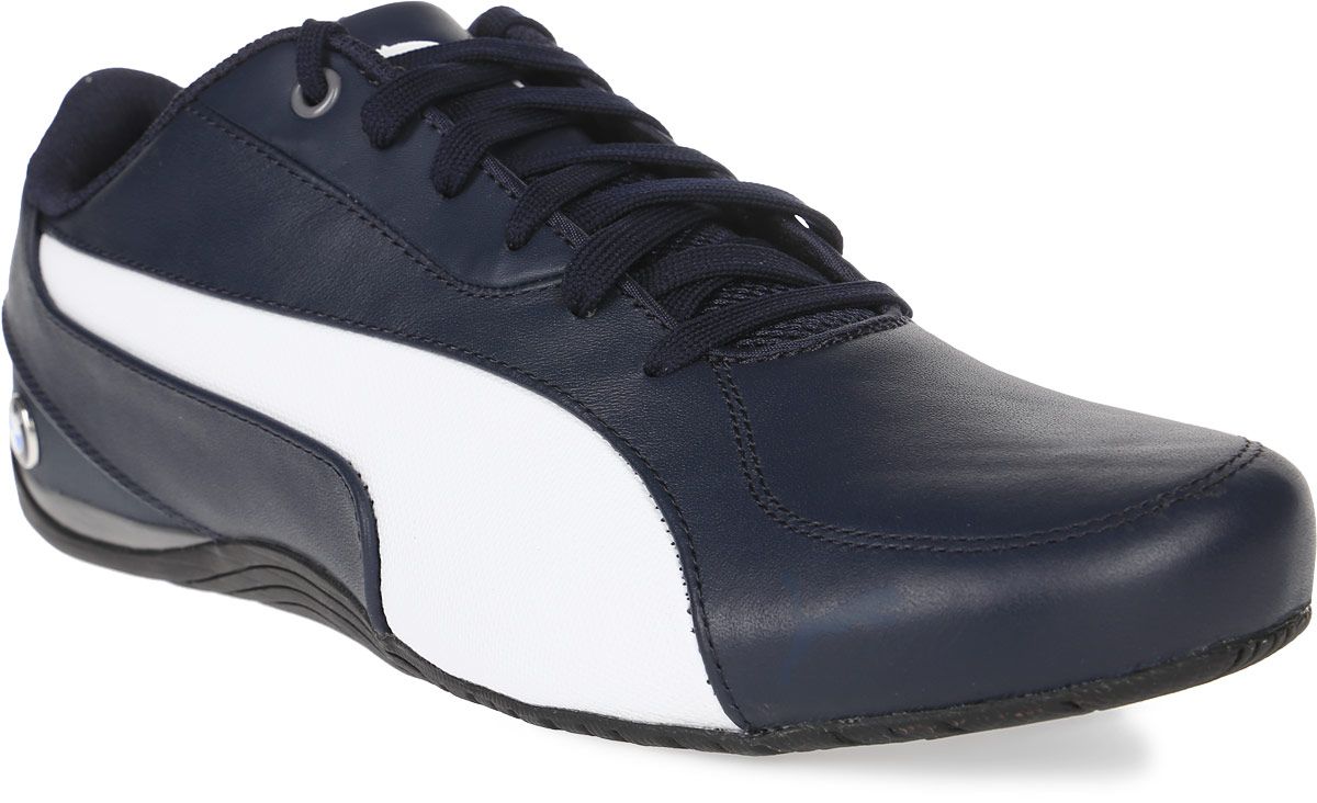 Кроссовки мужские Puma BMW MS Drift Cat 5, цвет: синий. 30578302. Размер 7,5 (40)30578302 Кроссовки мужские Puma BMW MS Drift Cat 5, цвет: синий. 30578302. Размер 7,5 (40)30578302Кроссовки Puma BMW MS Drift Cat 5 - это новинка серии Drift Cat, давно полюбившейся энтузиастам автоспорта. Модель имеет кожаный верх и снабжена символикой BMW на заднике. Закругленная пятка предназначена специально для комфортного вождения. Промежуточная подошва из этиленвинилацетата улучшает амортизацию. Модель BMW MS Drift Cat 5 - теперь с новой цветовой отделкой. Предназначена автолюбителям, которые хотят выглядеть модно и всегда выделяться в толпе.