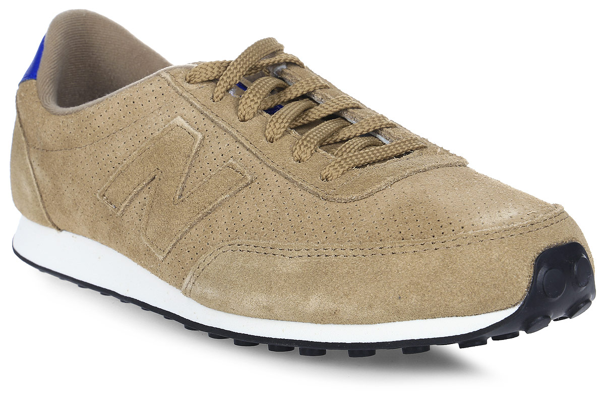 Кроссовки мужские New Balance 410, цвет: коричневый. U410PT/D. Размер 7 (40)U410PT/D Кроссовки мужские New Balance 410, цвет: коричневый. U410PT/D. Размер 7 (40)U410PT/DСтильные мужские кроссовки от New Balance придутся вам по душе. Верх модели выполнен из полиэстера и натуральной замши, и дополнен перфорацией. По бокам обувь оформлена декоративными элементами в виде фирменного логотипа бренда, на язычке - фирменной нашивкой, задник логотипом бренда. Классическая шнуровка надежно зафиксирует изделие на ноге. Подкладка и стелька, изготовленные из текстиля, гарантируют уют и предотвращают натирание. Подошва оснащена рифлением для лучшей сцепки с поверхностями. Удобные кроссовки займут достойное место среди коллекции вашей обуви.