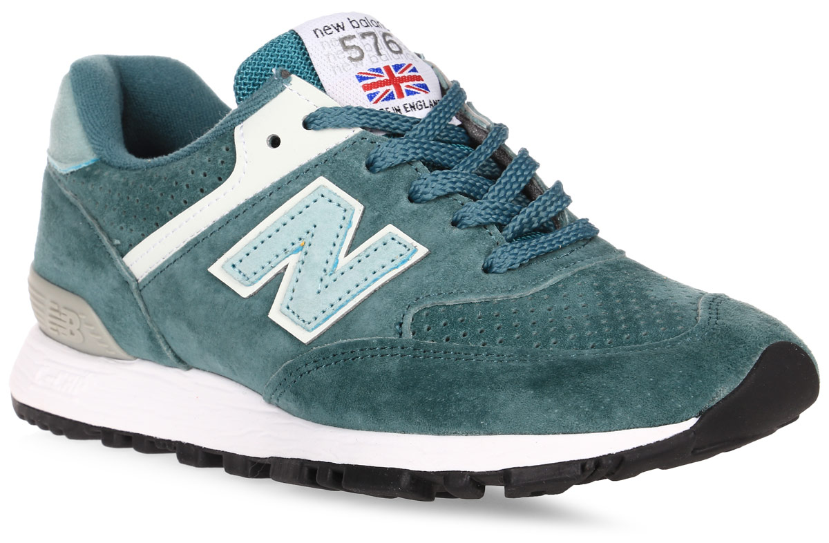 Кроссовки женские New Balance 576, цвет: зеленый. W576PMM/B. Размер 5,5 (36)W576PMM/B Кроссовки женские New Balance 576, цвет: зеленый. W576PMM/B. Размер 5,5 (36)W576PMM/BСтильные женские кроссовки от New Balance придутся вам по душе. Верх модели выполнен из натуральной замши. По бокам обувь оформлена декоративными элементами в виде фирменного логотипа бренда, на язычке - фирменной нашивкой, задник логотипом бренда. Классическая шнуровка надежно зафиксирует изделие на ноге. Подошва оснащена рифлением для лучшей сцепки с поверхностями. Удобные кроссовки займут достойное место среди коллекции вашей обуви.