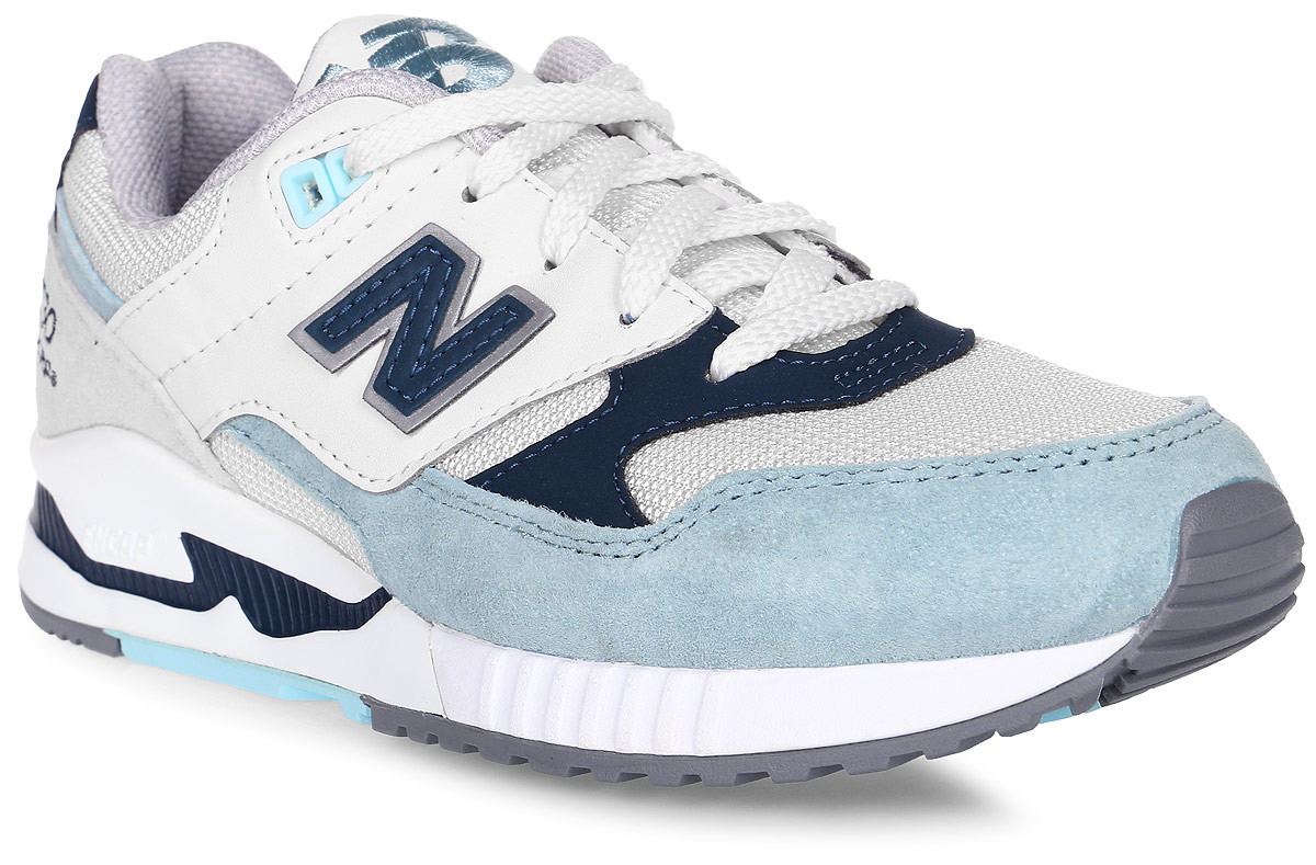 Кроссовки женские New Balance 530, цвет: белый, голубой, синий. W530SD/B. Размер 9,5 (41)W530SD/B Кроссовки женские New Balance 530, цвет: белый, голубой, синий. W530SD/B. Размер 9,5 (41)W530SD/BСтильные женские кроссовки от New Balance придутся вам по душе. Верх модели выполнен из высококачественныхматериалов. По бокам обувь оформлена декоративными элементами в виде фирменного логотипа бренда, на язычке - фирменной вышивкой. Классическая шнуровка надежно зафиксирует изделие на ноге. Мягкая верхняя часть и стелька, изготовленные из текстиля, гарантируют уют и предотвращают натирание. Подошва оснащена рифлением для лучшей сцепки с поверхностями. Удобные кроссовки займут достойное место среди коллекции вашей обуви.