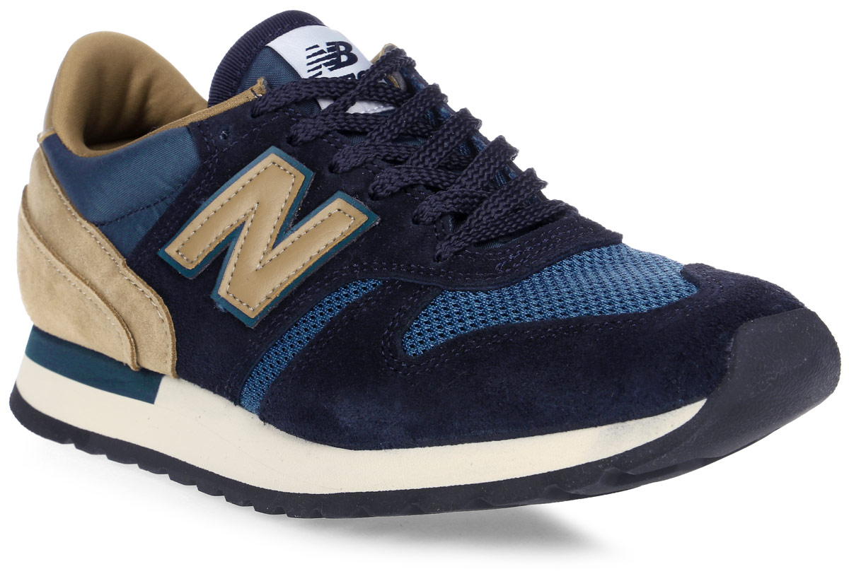 Кроссовки мужские New Balance 770, цвет: синий, коричневый. M770SNB/D. Размер 8,5 (42)M770SNB/D Кроссовки мужские New Balance 770, цвет: синий, коричневый. M770SNB/D. Размер 8,5 (42)M770SNB/DСтильные мужские кроссовки от New Balance придутся вам по душе. Верх модели выполнен из высококачественныхматериалов. По бокам обувь оформлена декоративными элементами в виде фирменного логотипа бренда, на язычке - фирменной нашивкой, задник логотипом бренда. Классическая шнуровка надежно зафиксирует изделие на ноге. Подкладка и стелька, изготовленные из текстиля, гарантируют уют и предотвращают натирание. Подошва оснащена рифлением для лучшей сцепки с поверхностями. Удобные кроссовки займут достойное место среди коллекции вашей обуви.