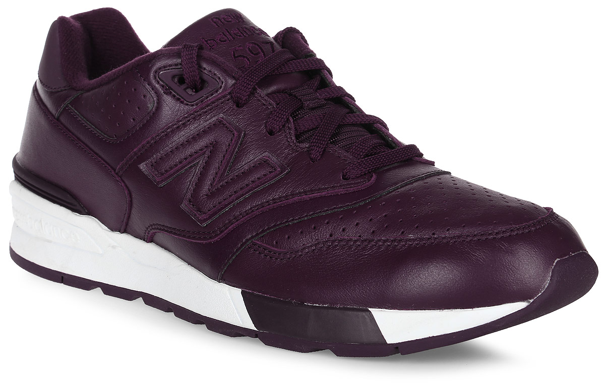 Кроссовки мужские New Balance 597, цвет: бордовый. ML597BUL/D. Размер 11,5 (45,5)ML597BUL/D Кроссовки мужские New Balance 597, цвет: бордовый. ML597BUL/D. Размер 11,5 (45,5)ML597BUL/DСтильные мужские кроссовки от New Balance придутся вам по душе. Верх модели выполнен из высококачественныхматериалов и дополнен перфорацией. По бокам обувь оформлена, декоративными элементами в виде фирменного логотипа бренда, на язычке - фирменной нашивкой, задник логотипом бренда. Классическая шнуровка надежно зафиксирует изделие на ноге. Мягкая верхняя часть и стелька, изготовленные из текстиля, гарантируют уют и предотвращают натирание. Подошва оснащена рифлением для лучшей сцепки с поверхностями. Удобные кроссовки займут достойное место среди коллекции вашей обуви.
