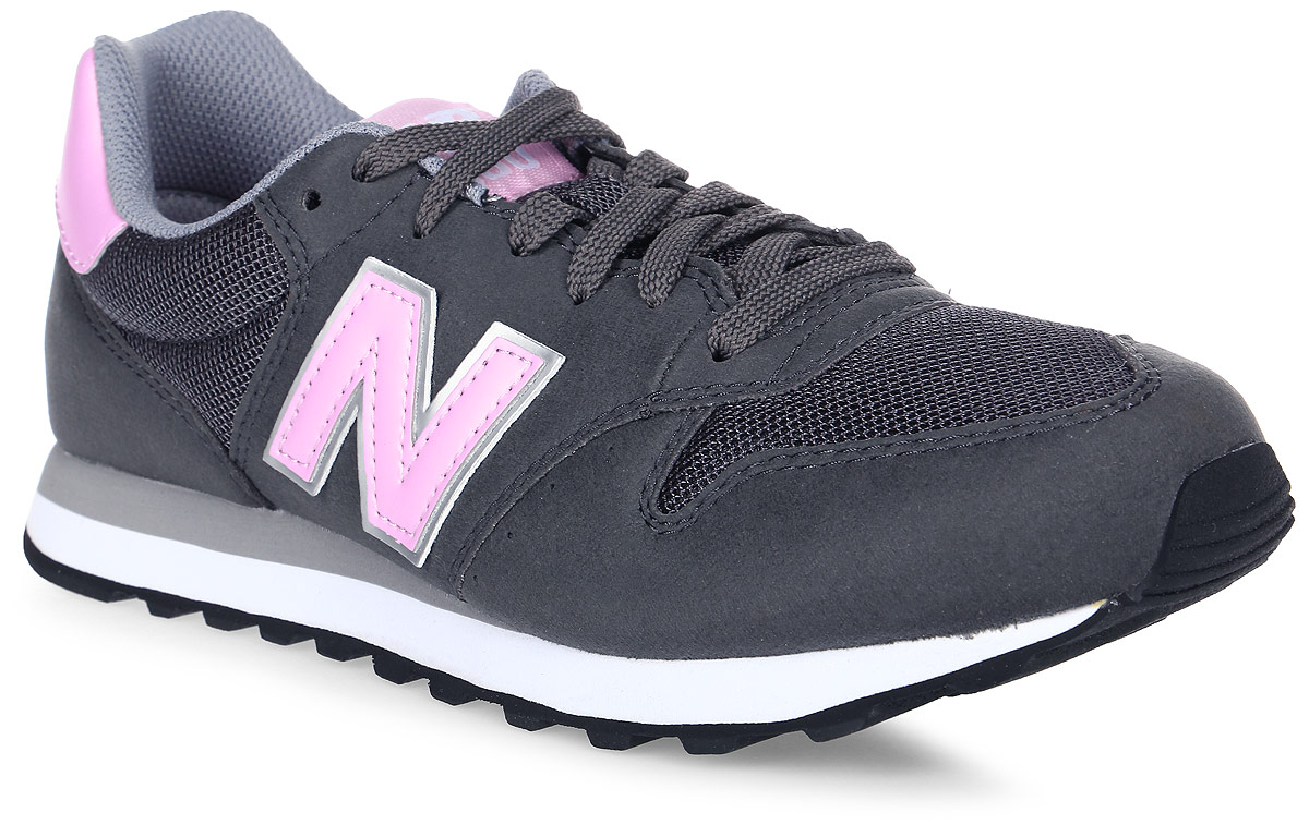 Кроссовки женские New Balance 500, цвет: серый, розовый. GW500GSP/B. Размер 7,5 (38)GW500GSP/B Кроссовки женские New Balance 500, цвет: серый, розовый. GW500GSP/B. Размер 7,5 (38)GW500GSP/BСтильные женские кроссовки от New Balance придутся вам по душе. Верх модели выполнен из высококачественных материалов. По бокам обувь оформлена декоративными элементами в виде фирменного логотипа бренда, на язычке - фирменной нашивкой. Классическая шнуровка надежно зафиксирует изделие на ноге. Мягкая верхняя часть и подкладка, изготовленная из текстиля, гарантируют уют и предотвращают натирание. Стелька из текстиля обеспечивает комфорт. Подошва оснащена рифлением для лучшей сцепки с поверхностями. Удобные кроссовки займут достойное место среди коллекции вашей обуви.