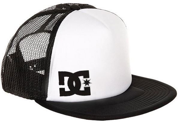 Бейсболка мужская DC Shoes Madglads, цвет: черный, белый. ADYHA03386-WBB0. Размер универсальныйADYHA03386-WBB0 Бейсболка мужская DC Shoes Madglads, цвет: черный, белый. ADYHA03386-WBB0. Размер универсальныйADYHA03386-WBB0Бейсболка мужская Madglads выполнена из 100% полиэстера. Передняя панель изготовлена из мягкого пенного материала, задняя панель из сетки обеспечивает отличную вентиляцию. Обхват регулируется с помощью пластикового ремешка сзади, поэтому бейсболка сидит плотно и уютно. Модель спереди дополнена логотипом бренда.