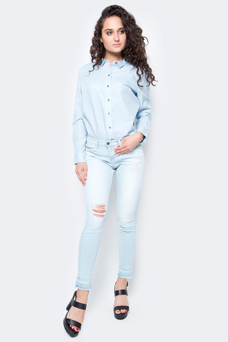 Джинсы женские Calvin Klein Jeans, цвет: светло-синий. J20J205145_9133. Размер 29 (44/46)J20J205145_9133 Джинсы женские Calvin Klein Jeans, цвет: светло-синий. J20J205145_9133. Размер 29 (44/46)J20J205145_9133Женские джинсы Calvin Klein Jeans выполнены из качественной смесовой ткани на основе хлопка. Джинсы зауженного кроя и средней посадки застегиваются на пуговицу в поясе и ширинку на застежке-молнии. На поясе предусмотрены шлевки для ремня. Спереди модель дополнена двумя втачными карманами и одним маленьким накладным кармашком, а сзади - двумя накладными карманами. Оформлена модель рваным эффектом.