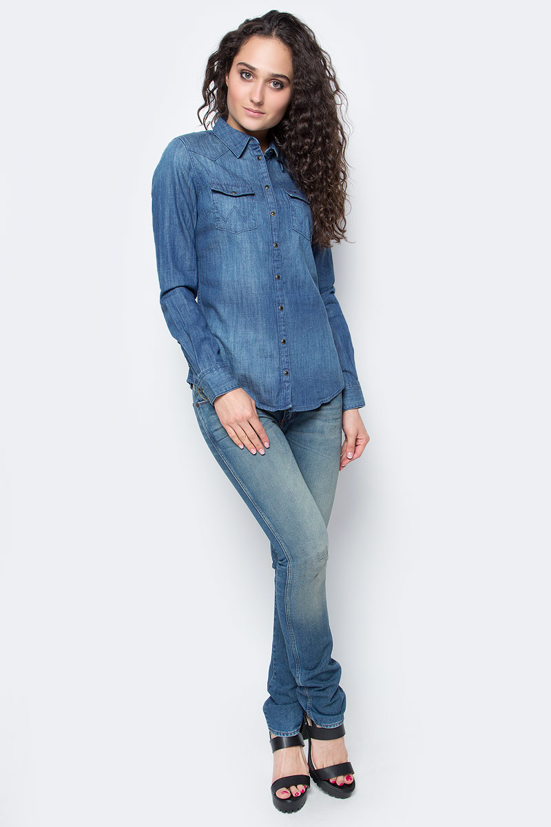 Рубашка женская Wrangler, цвет: синий. W50457P8E. Размер XS (42)W50457P8E Рубашка женская Wrangler, цвет: синий. W50457P8E. Размер XS (42)W50457P8EЖенская рубашка Wrangler выполнена из натурального хлопка. Рубашка с длинными рукавами и отложным воротником застегивается на кнопки спереди. Манжеты рукавов также застегиваются на кнопки. Рубашка оформлена вышивкой в виде цветов на рукавах. На груди расположены два накладных кармана.