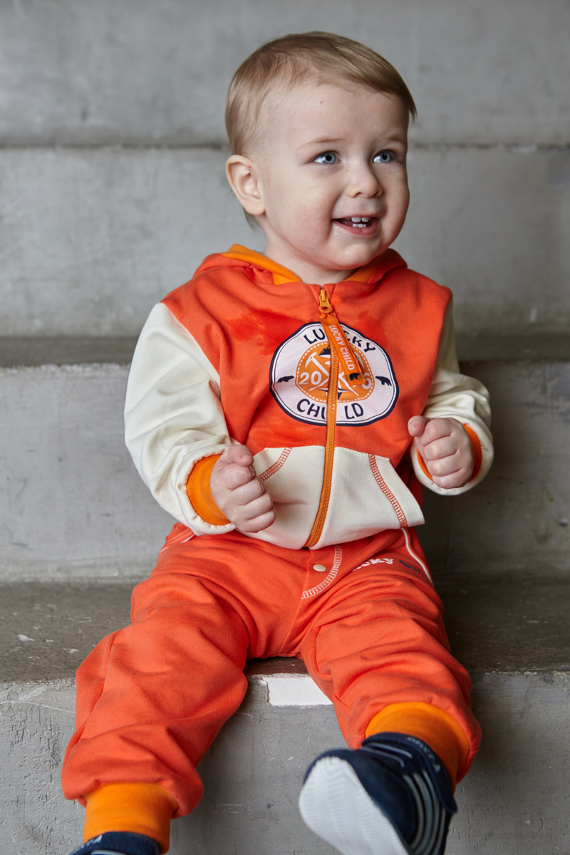 Кофта для мальчика Lucky Child, цвет: коралловый, молочный. 32-17ф. Размер 56/6232-17ф Кофта для мальчика Lucky Child, цвет: коралловый, молочный. 32-17ф. Размер 56/6232-17фМягкая кофточка для мальчика выполнена из натурального хлопка. Модель с капюшоном и длинными рукавами застегивается на молнию и оформлена изображением главного героя коллекции.