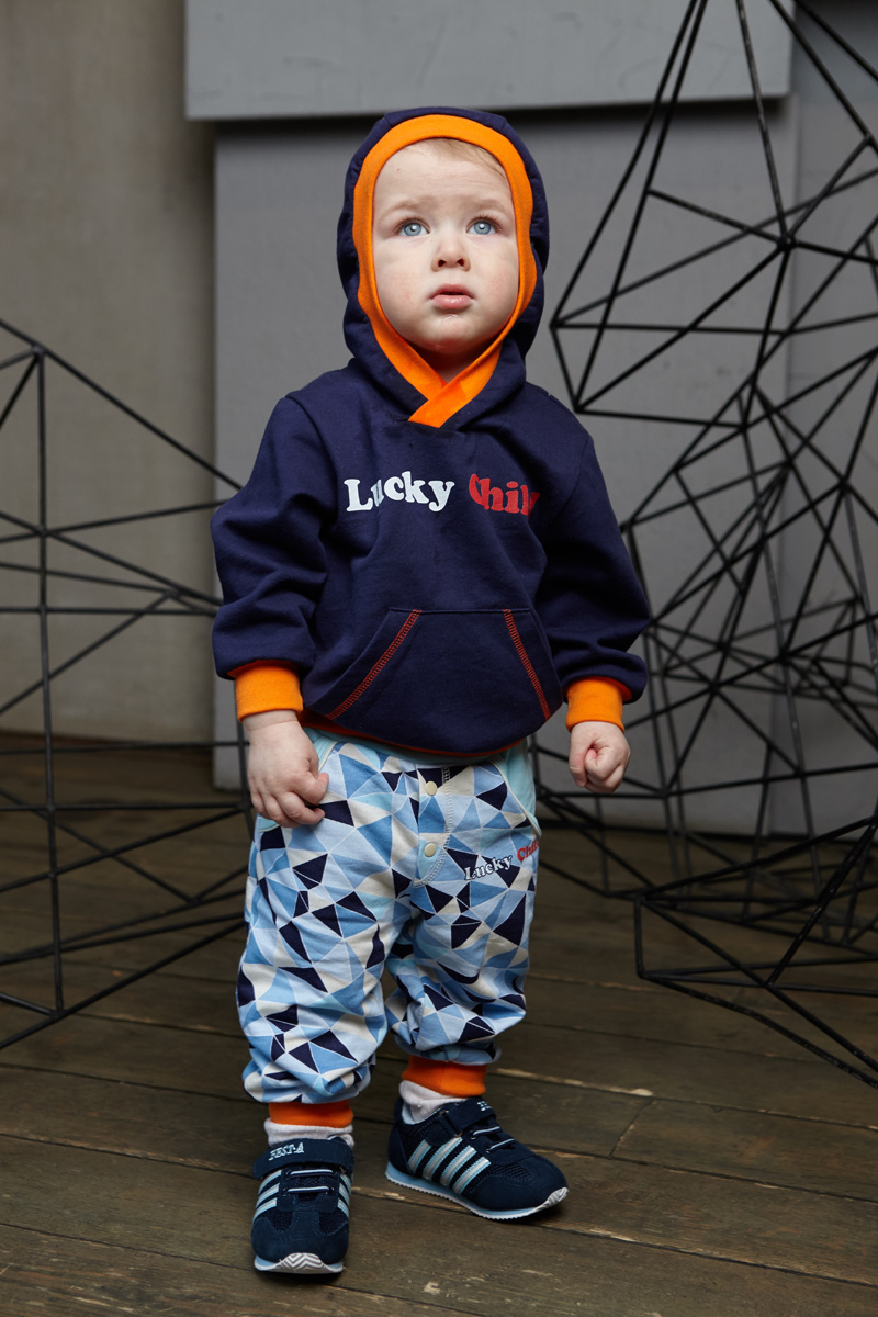 Комбинезон домашний для мальчика Lucky Child, цвет: синий. 32-1ф. Размер 80/8632-1ф Комбинезон домашний для мальчика Lucky Child, цвет: синий. 32-1ф. Размер 80/8632-1фУдобный комбинезон с капюшоном для мальчика Lucky Childсо стильным сочетанием цветов подчеркнет индивидуальность ребенка и ваш отличный вкус. Комбинезон с ножками и длинными рукавами контрастного цвета изготовлен из интерлока, что делает его максимально комфортным для маленького непоседы. Кнопочки-застежки на груди и ножках позволяют значительно сократить процесс переодевания ребенка. Благодаря высокому качеству ткани изделие отлично сидит на детской фигурке, а мягкая отделка по краям с нежностью относится к коже ребенка, не натирая и не доставляя дискомфорта.