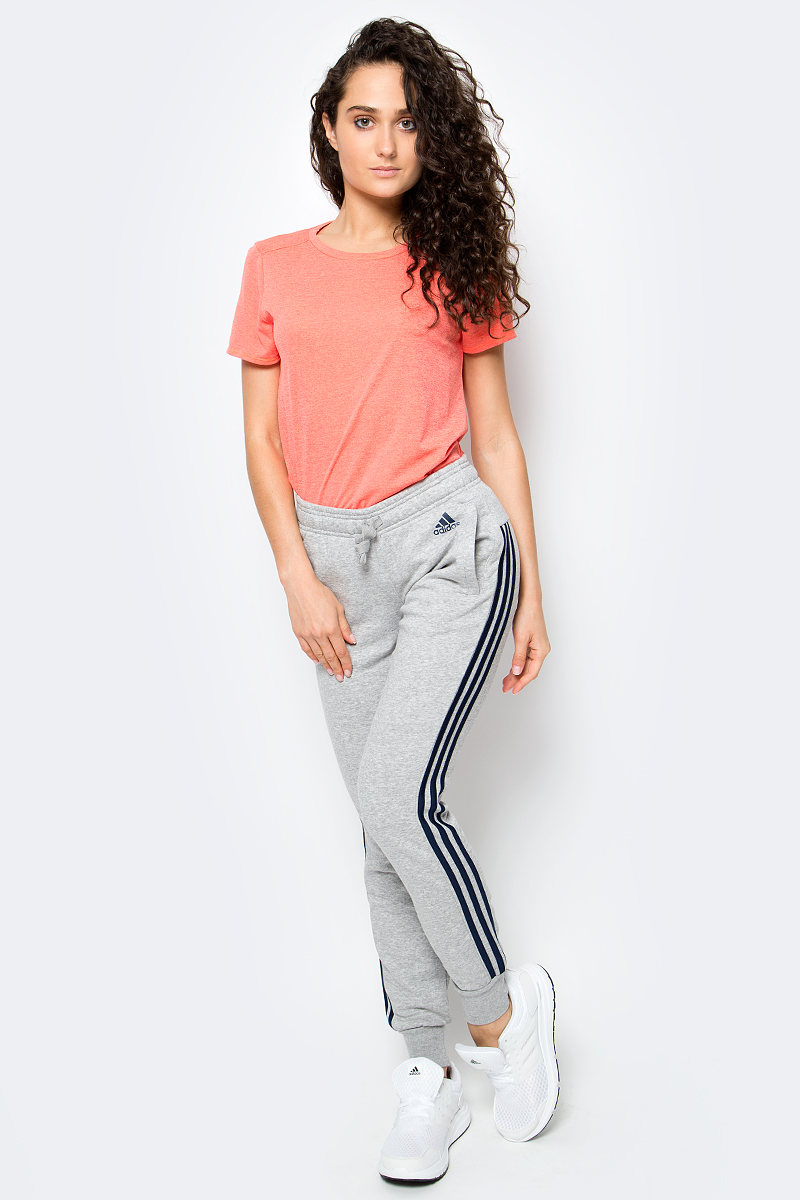 Брюки спортивные женские adidas Ess 3S Pant Ch, цвет: серый. S97108. Размер S (42/44)S97108 Брюки спортивные женские adidas Ess 3S Pant Ch, цвет: серый. S97108. Размер S (42/44)S97108Брюки спортивные женские adidas Ess 3S Pant Ch выполнены из хлопка с добавлением полиэстера. Женские брюки, в которых комфортно в течение всего дня. Рифленые манжеты и пояс на завязках обеспечивают удобную посадку. Облегающий крой в современном стиле. Культовые три полоски по бокам создают актуальный образ.
