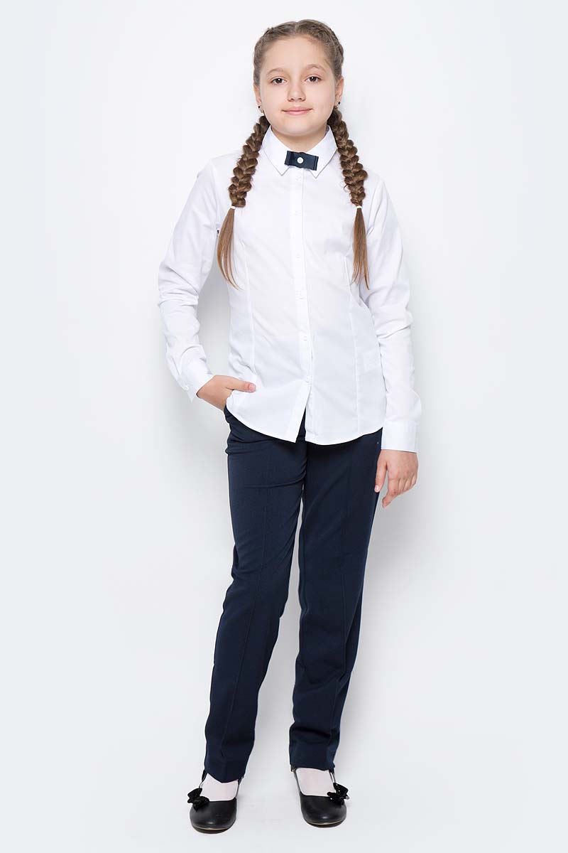 Блузка для девочки Button Blue, цвет: белый. 217BBGS22040200. Размер 152, 12 лет217BBGS22040200 Блузка для девочки Button Blue, цвет: белый. 217BBGS22040200. Размер 152, 12 лет217BBGS22040200Блузки для школы купить не сложно, но выбрать модель, сочетающую прекрасный состав, элегантный дизайн, привлекательную цену, не так уж и легко. Купить красивую школьную блузку для девочки недорого возможно, если это блузка от Button Blue! Белая школьная блузка с бантиком понадобится 1 сентября как никогда, придав образу торжественность и элегантность. Блузка изготовлена из качественной смесовой ткани. Модель с длинными рукавами и отложным воротником застегивается на пуговицы.