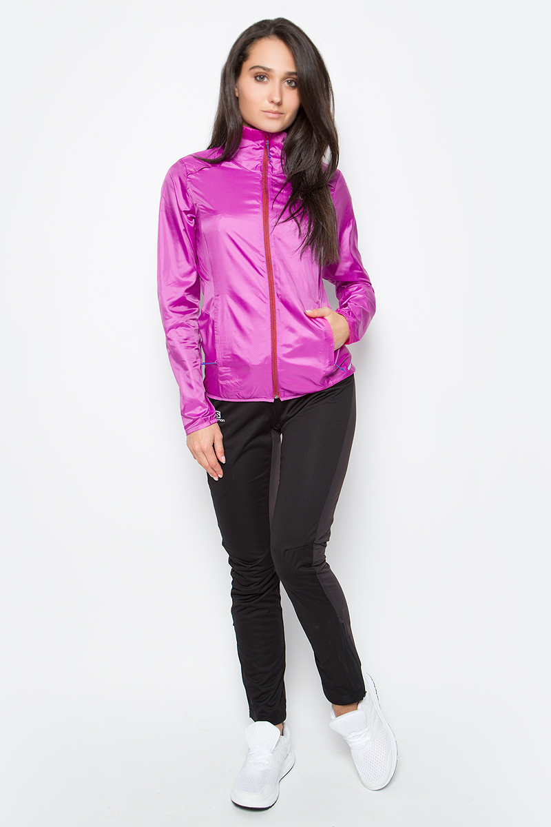 Ветровка для бега женская Salomon Agile Wind Jkt, цвет: фуксия. L39269900. Размер L (48/50)L39269900 Ветровка для бега женская Salomon Agile Wind Jkt, цвет: фуксия. L39269900. Размер L (48/50)L39269900Легкая куртка Salomon Agile Wind Jkt стильно выглядит и защищает от ветра. Модель с воротником-стойкой и длинными рукавами застегивается на молнию. По бокам расположены прорезные карманы на молниях.