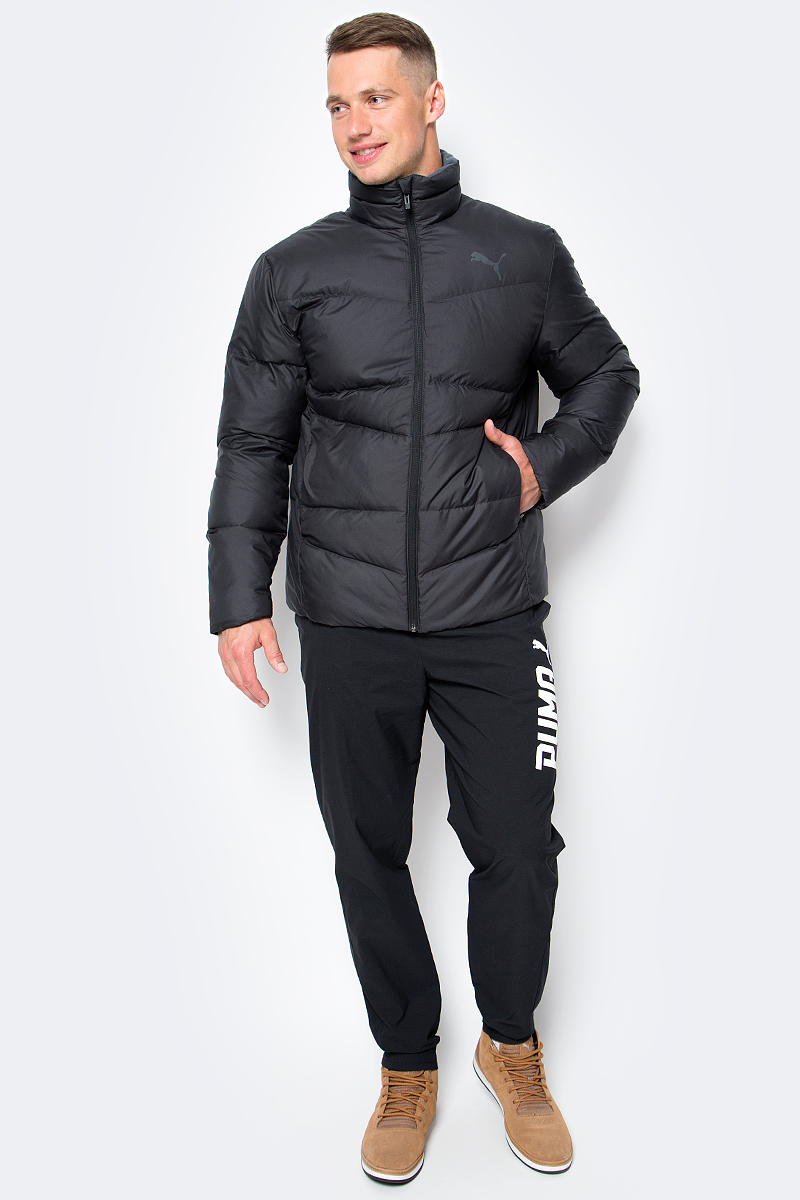 Куртка мужская Puma ESS Down Jacket, цвет: черный. 83864101. Размер S (46)838641_01 Куртка мужская Puma ESS Down Jacket, цвет: черный. 83864101. Размер S (46)838641_01Куртка Puma выполнена из стеганного текстиля. Модель декорирована логотипом PUMA, нанесенным методом глянцевой печати, а также силиконовой эмблемой PUMA. Среди других отличительных особенностей модели – воротник с подкладкой из флиса, надежно закрывающий спереди шею и подбородок и ветрозащитным клапаном, боковые карманы на молнии в швах с односторонней подкладкой из флиса, отделка изнутри эластичным материалом манжет и подола, петля для вешалки, внутренний карман для электронных устройств с клапаном, висячий ярлык с указанием состава наполнителя.
