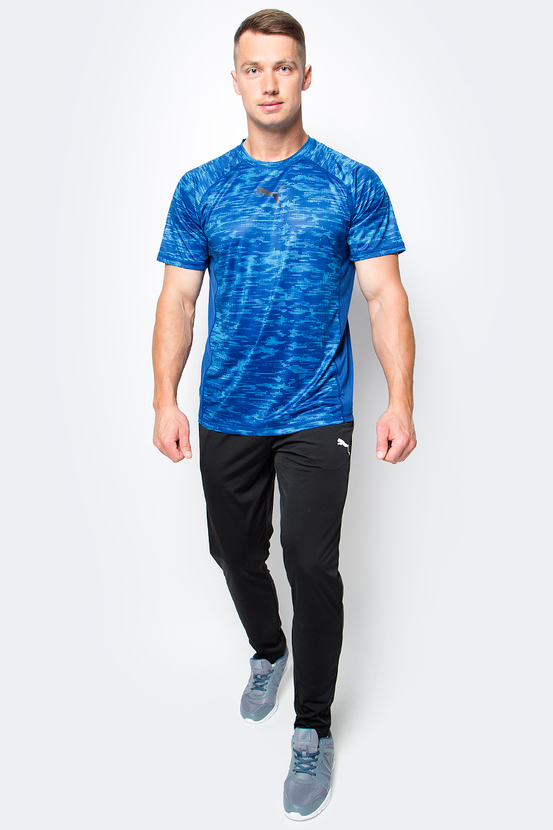 Футболка для бега мужская Puma Vent SS Graphic Tee, цвет: синий. 515164_02. Размер XXL (54/56)515164_02 Футболка для бега мужская Puma Vent SS Graphic Tee, цвет: синий. 515164_02. Размер XXL (54/56)515164_02Футболка Vent SS Graphic Tee изготовлена с использованием высокофункциональной технологии dryCELL, которая отводит влагу, поддерживает тело сухим и гарантирует комфорт во время активных тренировок и занятий спортом. Вставки PWRCOOL на спине способствуют естественной терморегуляции и обеспечивают отличную вентиляцию. Основной материал изделия легок и практически невесом, что создает дополнительное удобство при интенсивных тренировках. Эргономичный вырез и плоские швы исключают натирание и раздражение кожи. Футболка декорирована сплошным рисунком, актуальным в этом сезоне, покрывающим перед и рукава изделия, а также снабжена логотипом dryCELL, нанесенным методом термопечати на подол сзади слева. Спереди модель украшена логотипом PUMA. Футболка имеет стандартный, чуть зауженный фасон по фигуре, очень удобный для активных тренировок.