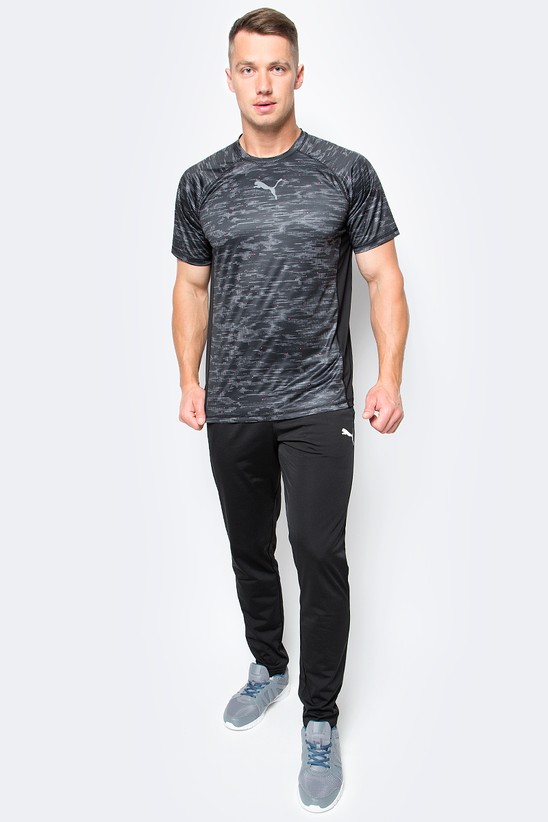 Футболка для бега мужская Puma Vent SS Graphic Tee, цвет: черный. 515164_03. Размер S (46/48)515164_03 Футболка для бега мужская Puma Vent SS Graphic Tee, цвет: черный. 515164_03. Размер S (46/48)515164_03Футболка Vent SS Graphic Tee изготовлена с использованием высокофункциональной технологии dryCELL, которая отводит влагу, поддерживает тело сухим и гарантирует комфорт во время активных тренировок и занятий спортом. Вставки PWRCOOL на спине способствуют естественной терморегуляции и обеспечивают отличную вентиляцию. Основной материал изделия легок и практически невесом, что создает дополнительное удобство при интенсивных тренировках. Эргономичный вырез и плоские швы исключают натирание и раздражение кожи. Футболка декорирована сплошным рисунком, актуальным в этом сезоне, покрывающим перед и рукава изделия, а также снабжена логотипом dryCELL, нанесенным методом термопечати на подол сзади слева. Спереди модель украшена логотипом PUMA. Футболка имеет стандартный, чуть зауженный фасон по фигуре, очень удобный для активных тренировок.