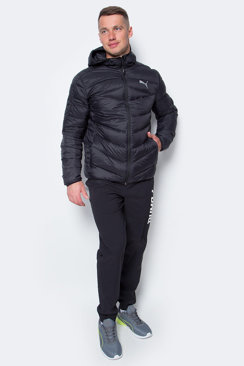 Куртка мужская Puma Active 650 Goose Down Jacket, цвет: черный. 83865101. Размер XL (52)838651_01 Куртка мужская Puma Active 650 Goose Down Jacket, цвет: черный. 83865101. Размер XL (52)838651_01Стильная и теплая куртка Puma Active 650 Goose Down Jacket прекрасно подходит для тренировок на свежем воздухе. Ветрозащитный клапан с защитой подбородка, светоотражающий бегунок на молнии. Модель декорирована логотипом PUMA, нанесенным методом глянцевой печати, а также силиконовой эмблемой PUMA. Она изготовлена по технологии warmCELL, обеспечивающей отличное сохранение тепла и способствующей естественной терморегуляции. Среди других отличительных особенностей модели - ветрозащитный клапан и наращенный спереди ворот, надежно закрывающий шею и подбородок, язычки застежек-молний из светоотражающего материала, боковые карманы на молнии, капюшон с эластичными завязками, отделка эластичным материалом манжет и подола, петля для вешалки, светоотражающая вставка сзади в пройме с обозначением использования материала Keep Heat, внутренний карман для электронных устройств с прорезиненной петлицей и эластичной петлей для регулировки длины провода наушников, висячий ярлык с указанием состава наполнителя (упругость пуха 600, соотношение пух/перо 90/10, что является показателем наполнителя экстра-класса). Фирменный крой рукавов подчеркнут декоративными элементами.
