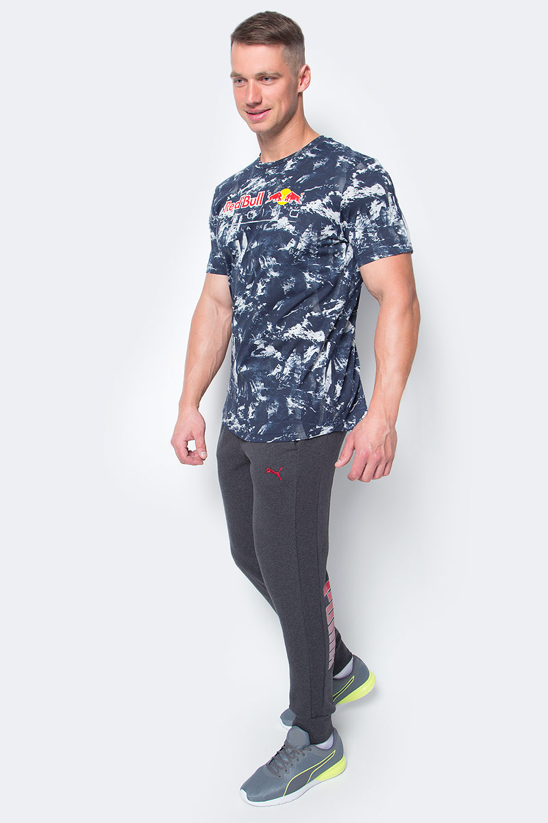 Брюки спортивные мужские Puma Puma Hero Pants Fl Cl, цвет: темно-серый. 83837707. Размер M (48)838377_07 Брюки спортивные мужские Puma Puma Hero Pants Fl Cl, цвет: темно-серый. 83837707. Размер M (48)838377_07Спортивные брюки Puma Puma Hero Pants Fl Cl выполнены из плотного трикотажа, мягкая внутренняя отделка. Модель декорирована графическим рисунком, сочетающим печать высокой плотности с прорезиненными элементами и деталями из светоотражающего материала. Она изготовлена из высокофункционального материала dryCELL в варианте dryFLEECE, который отводит влагу, поддерживает тело сухим, сохраняет тепло и гарантирует максимальный комфорт. Среди других отличительных особенностей изделия – эластичная подкладка под пояс с символикой Puma жаккардового переплетения с внутренними затягивающимися шнурами, удобные карманы в швах, манжеты внизу штанин, декоративные лампасы, а также нашитая сверху задняя кокетка для лучшей посадки по фигуре.