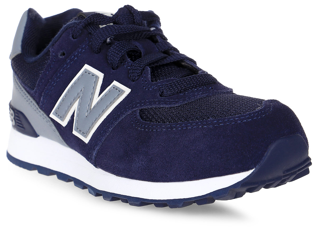 Кроссовки для мальчика New Balance 574, цвет: синий. KL574CWP/M. Размер 11 (28,5)KL574CWP/M Кроссовки для мальчика New Balance 574, цвет: синий. KL574CWP/M. Размер 11 (28,5)KL574CWP/MМодные кроссовки от New Balance очаруют вашего ребенка с первого взгляда! Модель изготовлена из высококачественного материала и натуральной замши. Модель дополнена, на язычке фирменной нашивкой. Классическая шнуровка надежно зафиксирует обувь на ноге. Подкладка и стелька из текстиля, обеспечат комфорт и уют детским ножкам. Подошва с рифлением гарантирует отличное сцепление с любыми поверхностями. Стильные кроссовки займут достойное место в гардеробе вашего ребенка.