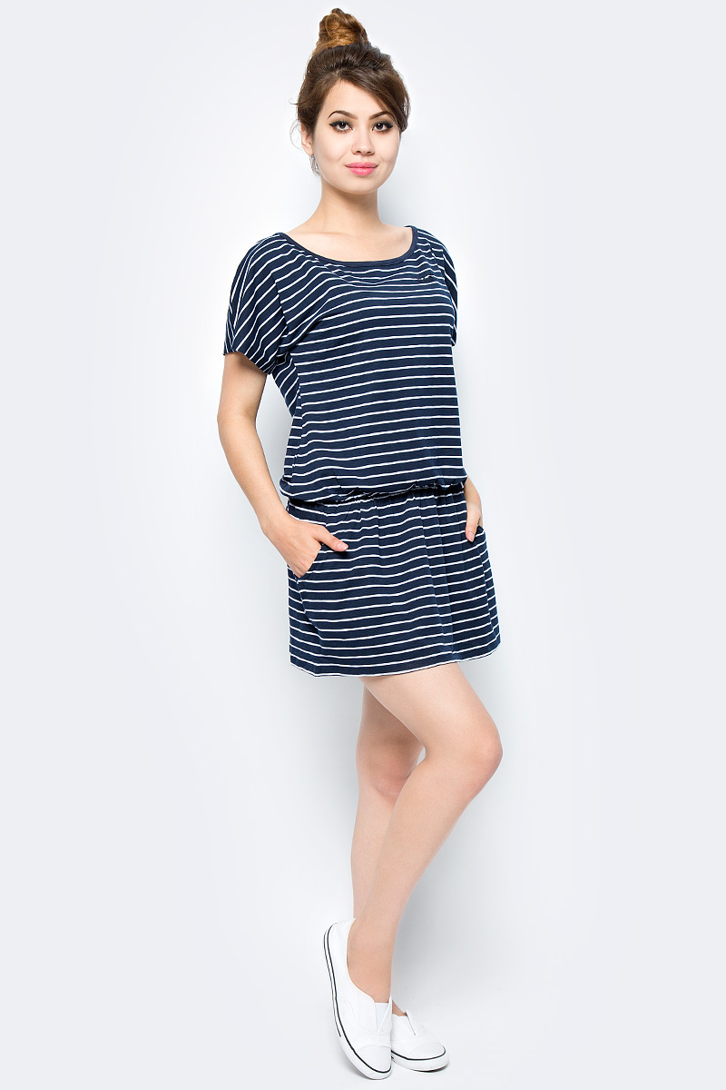 Платье Jack Wolfskin Travel Striped Dress, цвет: темно-синий, белый. 1504061-7819. Размер XL (50/52)1504061-7819 Платье Jack Wolfskin Travel Striped Dress, цвет: темно-синий, белый. 1504061-7819. Размер XL (50/52)1504061-7819Платье Travel Striped Dress изготовлено из полиэстера с добавлением эластана. Ткань мягкая, легкая, приятная на ощупь и дышащая. Если вы вдруг попадете под дождь, ткань высохнет практически мгновенно, кроме того, специальная обработка позволяет уменьшить образование неприятных запахов. Модель имеет свободный крой, круглый вырез горловины и цельнокроеный рукав. На талии предусмотрена резинка, а сбоку расположены вшитые карманы. Модель дополнена принтом в полоску. Такое платье идеально подходит для путешествий в жаркие страны и повседневной носки в летний сезон.