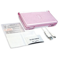 Набор аксессуаров Crystal Star 4 в 1 для Nintendo DS Lite (цвет: розовый)BH-DSL09604 Набор аксессуаров Crystal Star 4 в 1 для Nintendo DS Lite (цвет: розовый)BH-DSL09604Набор аксессуаров Crystal Star 4 в 1 для Nintendo DS Lite:Защитный пластиковый корпус:Выполнен из высококачественного поликарбонатного материала.Свободный доступ ко всем кнопкам управления. Пленки для большого и малого экранов:Выполнены из качественного материала из Японии.Защищают экраны вашей DS Lite. USB кабель:Обеспечивает удобную зарядку вашей приставки.