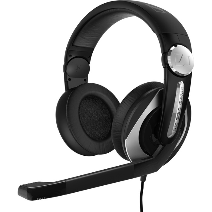 Sennheiser PC 330 G4MEPC 330G4ME Sennheiser PC 330 G4MEPC 330G4MEЭлегантная гарнитура Sennheiser PC 330 G4ME разработана для полного погружения в динамичное игровое пространство. Закрытые наушники с большими удобными амбушюрами помогут Вам полностью сосредоточиться на победе, но при этом Вы можете легко слышать своих товарищей по команде, благодаря поворотной конструкции одной их чашек наушников.Другой особенностью гарнитуры является регулятор громкости наушников, интегрированный в правую чашку. Это усовершенствование поможет Вам быстро изменить уровень громкости, исключая судорожный поиск регулятора на кабеле во время ответственного момента игры.Готовы выйти из игры? Тогда отключите микрофон, установив держатель вертикально, и наслаждайтесь любимой музыкой или кинофильмом.