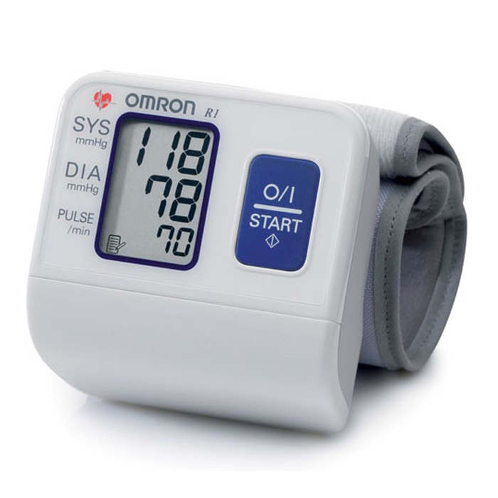 Omron R1 тонометр000 000 00162 Omron R1 тонометр000 000 00162Измеритель артериального давления и частоты пульса автоматический на запястье OMRON, модель R1.Это замечательный, компактный и простой в использовании прибор, идеально подходит для тех, кто часто контролирует свое артериальное давление. Небольшая, заранее приданной формы манжета легко и удобно накладывается на запястье. Тонометр OMRON R1 работает на основе осциллометрического метода. Он легко и быстро измеряет артериальное давление и частоту пульса. Прибор использует усовершенствованную технологию «IntelliSense», которая обеспечивает комфортное для пациента управляемое нагнетание воздуха в манжету без предварительной установки требуемого уровня давления воздуха или его повторной накачки. Прибор также сохраняет последнее измерение в памяти.