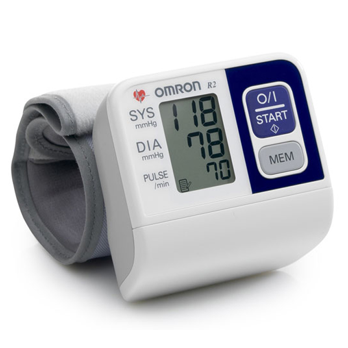 Omron R2 тонометр195 Omron R2 тонометр195Подробное описание:Измеритель артериального давления и частоты пульса автоматический на запястье OMRON, модель R2.Тонометр на запястье Omron R2 - это надежный прибор для контроля давления в любом удобном для Вас месте, обладающий минимальным необходимым набором функций.Интеллектуальная система Intellisense автоматически накачает давление в манжете до нужного уровня, что важно при получении точных результатов измерения.Тонометр Omron R2 снабжен жидкокристаллическим дисплеем, на котором отображаются все показания измерения, что позволяет легко считывать получаемую информацию. Увеличенная манжета для запястья с окружностью 13,5-21,5 см подойдет практически всем пользователям.