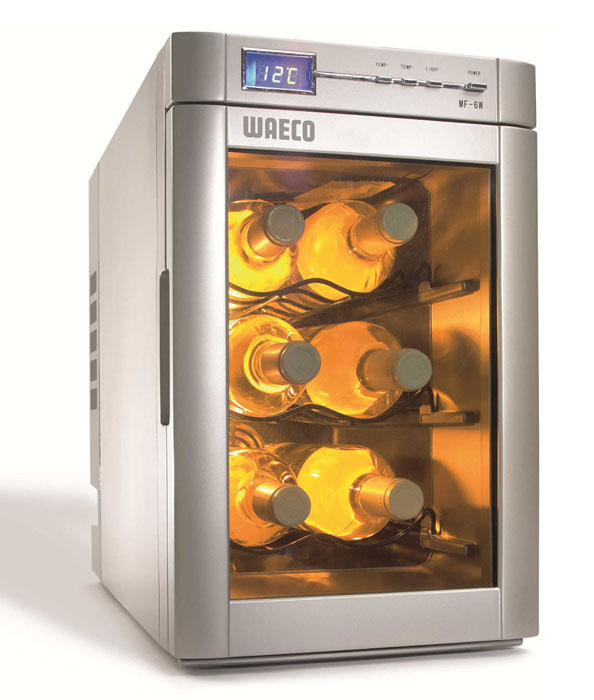 WAECO MyFridge MF-6W холодильник для вина 18 лMF-6W-12/230 WAECO MyFridge MF-6W холодильник для вина 18 лMF-6W-12/230Кулер для вина WAECO MyFridge MF-6W обязательно должен быть на каждой вечеринке. Он охлаждает Ваше вино и поддерживает идеальную температуру напитка в течение нескольких часов. Температура легко регулируется, так что Вы можете настроить его так, как Вам больше нравится. В этот холодильник помещается до 6 винных бутылок. Цифровой монитор показывает заданную и текущую температуру.