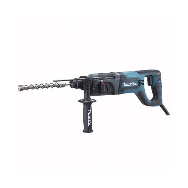 Makita HR2475 перфоратор SDS PlusHR 2475 Makita HR2475 перфоратор SDS PlusHR 2475Домашний помощникПроизводитель ручного инструмента Makita создал модель HR 2475 для использования как в быту, так и на производстве. Перфоратор предназначен для создания отверстий в металле, в дереве и других твердых материалах. В режиме «сверление с ударом» или «долбление» инструмент способен продолбить отверстие в бетоне, кирпиче, керамике. А если переключиться в режим «завинчивание» инструмент превращается в обычный шуруповерт, которым можно вкручивать саморезы.Отличная производительностьПри относительно не сложных видах работ, а также при эксплуатации инструмента на высоте вам необходим сравнительно легкий и производительный перфоратор. Именно таким является HR 2475 от производителя Makita. Весом 3 кг, он снабжен мощным двигателем 780 Вт и длинным сетевым кабелем 3 м. Модель имеет функцию удара с энергией 2.7 Дж, частотой 4500 уд/мин., что делает его отличным «убийцей» бетона и кирпича.Долбить или сверлитьСамым популярным режимом большинства перфораторов является режим «сверления с ударом», при котором рабочая оснастка получает одновременно оборотные и поступательные движения, таким образом делая отверстие в твердых материалах. В режиме удара («долбление») оборотные движения рабочего элемента отсутствуют, остаются только ударные, и наш перфоратор превращается в отбойный молоток, способный разрушать кирпич, камень и монолитные стены.SDS-патронУниверсальный патрон SDS-Plus позволяет закрепить зубило (и другие насадки) в разных положениях и обеспечивает удобную работу в труднодоступных местах.Диаметры сверленияДля надежной долговечной работы инструмента всегда необходимо знать максимальные рекомендуемые диаметры сверления определенных типов материалов, для HR 2475 это: по дереву – 32 мм, по металлу – 13 мм, по бетону (кирпичу) – 24 мм.Полезные мелочиВ Makita HR 2475 предусмотрен ряд дополнительных конструктивных решений для более удобной эксплуатации: ограничитель глубины, дополнительная рукоятка, реверс, регулировка частоты вращения, предохранительная муфта, блокировка кнопки включения.