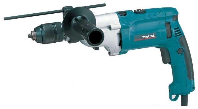 Дрель ударная Makita HP2071FHP2071F Дрель ударная Makita HP2071FHP2071FУдарная дрель Makita HP2071F - двухскоростная ударная дрель с регулируемым числом оборотов и функцией реверса, оснащена удобной светодиодной подсветкой, освещающей рабочую поверхность.Выполненная в эргономичном дизайне задняя рукоятка, запатентованная антивибрационная система от компании Makita и ограничитель глубины сверления превращают ударную дрель Makita HP2071F в идеальный инструмент. С максимальным диаметром сверления 16 мм в металле, 40 мм в дереве и 20 мм в кирпичной кладке эта дрель является настоящим лидером среди ударных дрелей.Переход из режима сверления в режим сверления с ударом выполняется с помощью переключателя. Кроме того, ударная дрель Makita HP2071F имеет удобно расположенный переключатель функции реверса для быстрого доступа и упрощенного использования. Быстрозажимной патрон делает замену насадок быстрой и удобной, а встроенный ограничитель крутящего момента останавливает вращение насадки при ее столкновении с арматурой, предотвращая обратный удар. Более комфортной работу с дрелью Makita HP2071F делает боковая рукоятка с возможностью поворота на 360° и увеличенный курковый переключатель с фиксацией рабочего положения. Скорость вращения: 0-1200, 0-2900 об/мин,Число ударов: 0-24000, 0-58000 уд/мин,Двойная защитная изоляция для безопасной эксплуатации.
