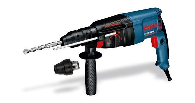 Перфоратор Bosch GBH 2-26 DFR0611254768 Перфоратор Bosch GBH 2-26 DFR0611254768Домашний помощникПроизводитель ручного инструмента Bosch для использования как в быту, так и на производстве. Перфоратор предназначен для создания отверстий в металле, в дереве и других твердых материалах. В режиме «сверление с ударом» или «долбление» инструмент способен продолбить отверстие в бетоне, кирпиче, керамике.Отличная производительностьПри относительно не сложных видах работ, а также при эксплуатации инструмента на высоте вам необходим сравнительно легкий и производительный перфоратор. Именно таким являетсяот производителя Bosch. Весом 3.4 кг, он снабжен мощным двигателем 800 Вт и длинным сетевым кабелем 3.4 м. Модель имеет функцию удара с энергией 3 Дж, частотой 4000 уд/мин., что делает его отличным «убийцей» бетона и кирпича.Долбить или сверлитьСамым популярным режимом большинства перфораторов является режим «сверления с ударом», при котором рабочая оснастка получает одновременно оборотные и поступательные движения, таким образом делая отверстие в твердых материалах. В режиме удара («долбление») оборотные движения рабочего элемента отсутствуют, остаются только ударные, и наш перфоратор превращается в отбойный молоток, способный разрушать кирпич, камень и монолитные стены.SDS-патронУниверсальный патрон SDS-Plus позволяет закрепить зубило (и другие насадки) в разных положениях и обеспечивает удобную работу в труднодоступных местах.Диаметры сверленияэто: по дереву – 30 мм, по металлу – 13 мм, по бетону (кирпичу) – 26 мм, полой коронкой – 68 мм.Полезные мелочиВ Bosch предусмотрен ряд дополнительных конструктивных решений для более удобной эксплуатации: ограничитель глубины, дополнительная рукоятка, реверс, регулировка частоты вращения, предохранительная муфта, блокировка кнопки включения.