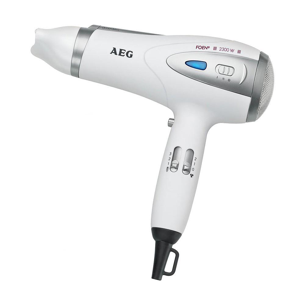 AEG HTD 5584, White фенHTD 5584 White AEG HTD 5584, White фенHTD 5584 WhiteФен AEG HTD 5584 - стильный, удобный и компактный фен, который позаботится о вашей прическе и создаст прекрасное настроение. Мощности фена хватит, чтобы сократить до минимума время сушки и облегчить создание хорошей укладки. Фен оборудован функцией ионизации, благодаря которой ваши волосы не пересушиваются и выглядят более гладкими и блестящими.