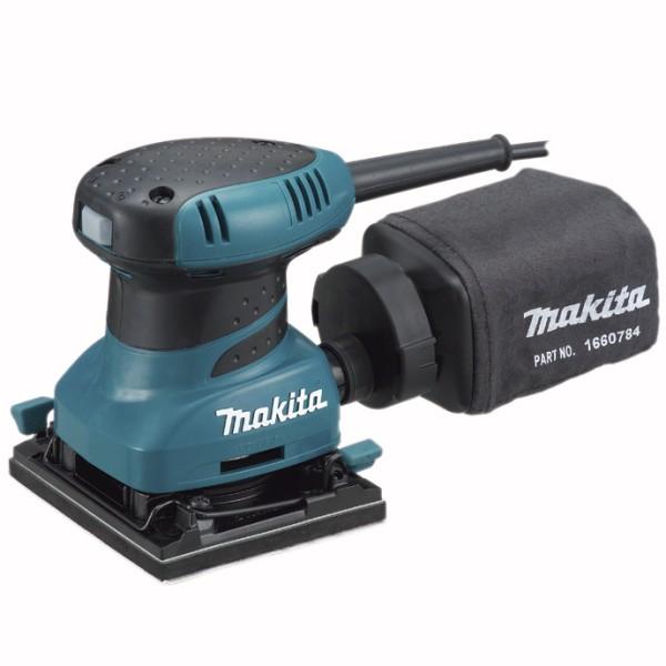 Шлифмашина вибрационная Makita BO4556BO4556 Шлифмашина вибрационная Makita BO4556BO4556Высокая эффективность, показательная долговечность и максимальный комфорт – именно так отзываются о вибрационной шлифовальной машине Makita BO 4556 опытные пользователи, испытавшие инструмент в деле.При создании данной модели разработчики прибегли к некоторым техническим хитростям, которые продлили срок службы инструмента и сделали его более комфортным. В частности в вибрационной шлифовальной машине Макита BO 4556 применена система двух противовесов, которая свела к минимуму вибрацию на корпусе инструмента (3.1 м/c2). А в совокупности с алюминиевой стойкой, «облаченной» в поролоновую втулку это нововведение еще и снижает уровень шума при работе с вибрационной шлифовальной машиной Makita BO 4556 (81 дБ). Кроме того, поролон защищает и без того прочную стойку от пыли, чем обеспечивает дополнительную надежность узла и долговечность инструмента в целом.Практичный двухпозиционный выключатель вибрационной шлифовальной машины Макита BO 4556, имеет удобное расположение и также герметизирован.Модель оснащена производительным двигателем (200 Вт). Ее литая платформа отличается высокой прочностью и геометрической точностью, что обеспечивает уверенное ведение вибрационной шлифовальной машины Makita BO 4556 по обрабатываемой поверхности с максимальным прилеганием, а это в свою очередь положительно сказывается на качестве шлифовки в целом.Вибрационная шлифовальная машина Макита BO 4556 обладает малыми габаритами: ее размеры в плане – 131х112 мм, а вес 1.1 кг. Эргономичная рукоятка комфортно ложится в ладонь. Прорезиненные вставки на корпусе обеспечивают оптимальный контроль над инструментом, исключая его соскальзывание.Абразивные листы на подошву вибрационной шлифовальной машины Makita BO 4556 крепятся с помощью практичных зажимных клипс. Эта процедура чрезвычайно проста и не занимает много времени.Удаление образующейся в процессе шлифовки пыли производится через отверстия на платформе с последующим выбросом в специальный пылесборник, поставляемым вместе с вибрационной шлифовальной машиной Макита BO 4556. Для интенсивных работ предусмотрена возможность подключения к внешнему пылеотсосу.