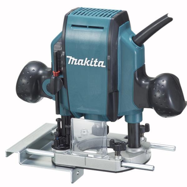 Фрезер Makita RP0900RP0900 Фрезер Makita RP0900RP0900Фрезер MAKITA RP0900 — это мощная универсальная модель сдвигателем на 900 Вт. С ее помощью можно обрабатывать дерево или пластикна глубину до 35 мм: вырезать пазы, бороздки, изготавливатьсложный профиль. Высокая частота вращения (до 27 тыс. об/мин)позволяет добиться высокого качества поверхности на срезе. Фрезер оснащенцанговым патроном диаметром 8 мм. Встроенный ограничительглубины можно быстро настроить на 3 значения или точно отрегулироватьпри помощи винта.