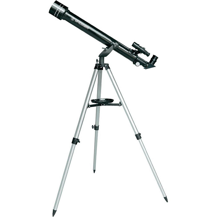 Bresser Arcturus 60х700 телескоп17803 Bresser Arcturus 60х700 телескоп17803Телескоп Bresser Arcturus 60х700 создавался специально для детей и подростков. Он очень прост в обращении, не требует сложных настроек. При этом, его оптика выполнена из высококачественного стекла с просветляющим покрытием. 60-мм объектив позволяет детально рассмотреть поверхность Луны. А благодаря входящему в комплект окуляру 4мм вы сможете увидеть Юпитер и рассмотреть кольца Сатурна. Телескоп поставляется в прочном кейсе. Его можно переносить одной рукой и перевозить даже в общественном транспорте. Таким образом, вы сможете брать телескоп с собой в парк или за город.Фокусер имеет диаметр 1.25, что позволяет использовать дополнительные окуляры и аксессуары любых производителей и значительно расширить возможности телескопа. Благодаря идущему в комплекте диагональному зеркалу, в телескоп можно рассматривать и наземные объекты, как в подзорную трубу.В комплект с телескопом входит компас и карта звездного неба, которые отлично дополняют этот замечательный набор.Светосила: f/11,7Посадочный диаметр для окуляров: 1,25Искатель: 5x24
