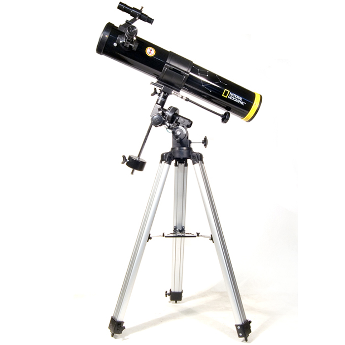 Bresser National Geographic 76/700 EQ телескоп51454 Bresser National Geographic 76/700 EQ телескоп51454Телескоп Bresser National Geographic 76/700 EQ – это компактный рефлектор системы Ньютона, установленный на экваториальную монтировку. Он оптимально подходит для начинающих пользователей и способен показать вам не только Луну и планеты Солнечной системы со спутниками, но и множество объектов дальнего космоса.76-миллиметровое главное зеркало телескопа снабжено отражающим слоем, который защищает его от старения, помогая долго сохранять четкое и насыщенное изображение. Экваториальная монтировка, на которую установлена труба, позволяет вести суточное сопровождение светил вращением телескопа вокруг только одной оси. Монтировка несколько сложнее в управлении, чем азимутальная, но гораздо эффективнее. На трубу телескопа установлен оптический искатель с пятикратным увеличением. Он поможет вам быстро сориентироваться в звездном пространстве и найти искомый объект.Данный рефлектор комплектуется тремя окулярами и линзой Барлоу 3х, которые повышают его кратность до максимально полезного значения в 152х. В комплект также входит лунный фильтр. Он существенно гасит яркость блеска от лунной поверхности, что позволяет с комфортом вести за ней наблюдения и открывать большое количество деталей ее рельефа. Bresser National Geographic 76/700 EQ можно также успешно использовать и для наземных наблюдений: для того чтобы ваш телескоп превратился в мощную зрительную трубу, достаточно оснастить его оборачивающей призмой (не входит в комплект).