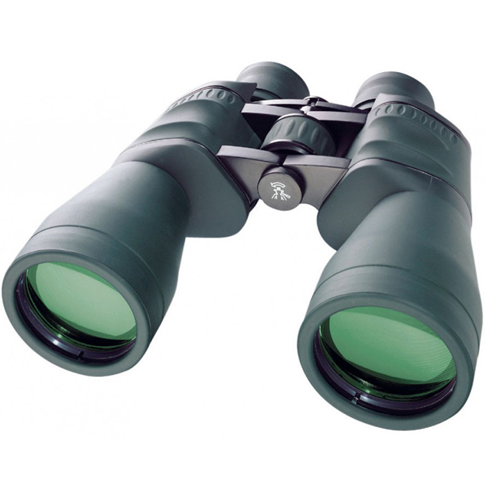 Bresser Spezial-Jagd 11x56 бинокль64651 Bresser Spezial-Jagd 11x56 бинокль64651Bresser Spezial-Jagd 11x56 – это отличный полевой бинокль для охотников, рыболовов, туристов. Светосильные объективы диаметром 56 мм строят яркое изображение даже в сумерках. 11-кратное увеличение дает возможность подробно рассмотреть наблюдаемый объект на значительном расстоянии. Линзы бинокля изготовлены из оптического стекла BaK-4 и имеют полное многослойное просветляющее покрытие. Благодаря этому бинокль дает четкое и чистое изображение без аберраций. Диоптрийная корректировка позволяет компенсировать различия в остроте зрения правого и левого глаза. Наглазники бинокля имеют поворотно-выдвижную конструкцию, поэтому вести наблюдения удобно даже в очках. Резинное покрытие корпуса защищает прибор от пыли и обеспечивает надежный захват. Благодаря большому барабану центральной фокусировки наведение на объект можно осуществлять в перчатках.