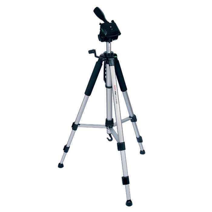 Rekam MaxiPod RT-M45G штатив (с муфтами)MaxiPod RT-M45G Rekam MaxiPod RT-M45G штатив (с муфтами)MaxiPod RT-M45GRekam MaxiPod RT-M45G - универсальный, 3-секционный штатив из серии MaxiPod. Устойчивая, 3-секционная конструкция выдерживает нагрузку до 4 кг. Благодаря многогранному сечению ног штатив обладает дополнительным запасом прочности и может использоваться для видеосъемки. Конструкция головы позволяет поворачивать камеру для съемки вертикальных кадров. Управление «головой» осуществляется при помощи ручки. Конструкция с реечными растяжками помогает быстро разложить штатив в ровном положении. Для правильного выравнивания горизонтали и вертикали, штатив оснащен двумя жидкостными уровнями, - на «голове» штатива и на основании треноги.Быстросъемная площадка надежно фиксируется и позволяет оперативно устанавливать и снимать камеру.Высота ног фиксируется при помощи удобных клипсовых зажимов. Для оперативной регулировки высоты центральная колонна оснащена обжимным замком-фиксатором. Реечный микролифт с фиксатором и ручкой позволяет осуществлять особо точную и плавную регулировку высоты штатива. Для придания большей устойчивости, центральная колонна штатива оснащена крюком для подвеса груза. Удобный захват обеспечивают специальные мягкие накладки («муфты») на верхних секциях ног. В холодное время года «муфты» защищают руки от контакта с холодным металлом. Центральная колонна оснащена ручкой для переноски штатива.