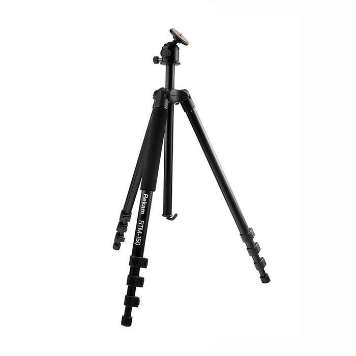 Rekam RTM-150 штативRT-M150 Rekam RTM-150 штативRT-M150Rekam RTM-150 многофункциональный штатив, который можно использовать как монопод. Голова и одна из ног штатива - съемные. Отсоединив от штатива ногу и установив на нее голову, вы получаете отличный монопод с мягкой муфтой и максимальной высотой 1360мм. Угол наклона шаровой «головы» меняется, при помощи всего одного зажима.Установив прямой угол ноги, съемку можно проводить со склона горы, и в положении лежа. Переворачиваемая центральная штанга дает возможность снимать в режиме макросъемки. Многослойное, матовое покрытие штатива черного цвета позволяет избавиться от нежелательных бликов и рефлексов. Штатив изготовлен из легких композитных материалов, преимущества которых вы обязательно оцените, взяв штатив в путешествие. В комплект входит удобная сумка-чехол с ремнем через плечо, для хранения и переноски штатива.