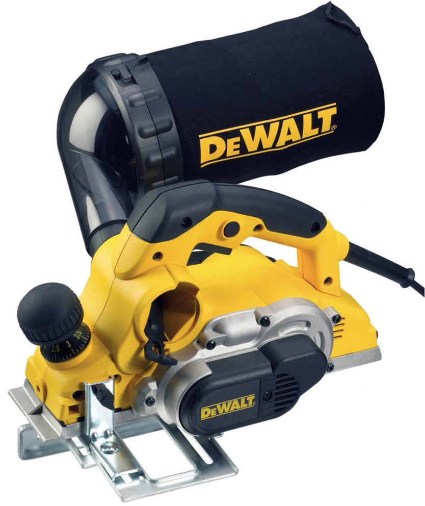Электрорубанок DeWalt D26500 KD26500 K Электрорубанок DeWalt D26500 KD26500 KЭлектрорубанок DeWalt D26500K - производительный инструмент для строгания твердых пород древесины на глубину до 4 мм за один проход. Модель оснащена комфортными обрезиненными рукоятками. На передней части подошвы имеются три канавки для снятия фасок разной величины.Особенности:3 канавки для снятия фасокМощность: 1050 ВтГлубина реза: 4 ммГлубина выборки четверти:25 ммДиаметр барабана: 64 ммЛево- и правостороннее удаление стружкиПрорезиненные рукоятки исключают проскальзываниеПередняя рукоятка - регулятор глубины строгания с шагом 0.1 ммВысокая мощность двигателя обеспечивает легкое строгание твердых пород дереваВысокая скорость вращения барабана увеличенного диаметра обеспечивает высокое качество обработки поверхности.