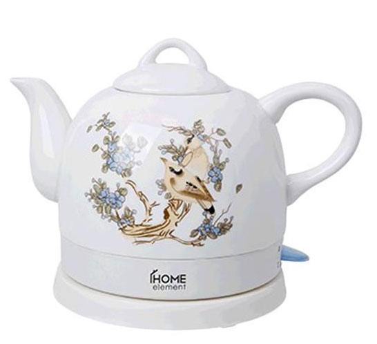 Home Element HE-KT-135, White Beige чайник электрическийHE-KT-135 Home Element HE-KT-135, White Beige чайник электрическийHE-KT-135Компактный электрический чайник Home Element HE-KT-135 мощностью 1200 Ватт и объемом 1 литр позволит без усилий вскипятить воду. Корпус выполнен из высококачественной жаропрочной керамики с нанесением дизайнерского рисунка. Закрытый нагревательный элемент обеспечивает удобство чистки, отсутствие коррозии и накипи. Чайник снабжен многоуровневой защитой для безопасного использования даже детьми. Керамика не выделяет вредных веществ и запахов при нагревании вследствие экологической чистоты. Электрошнур имеет специальное место для хранения или транспортировки. Подключение через базу с возможностью вращения на 360 градусов. Керамические чайники эстетичны и практичны, прекрасно дополняют собой дизайн любой кухни.