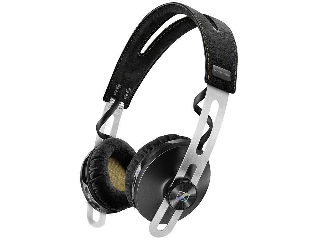 Sennheiser Momentum 2.0 On-Ear BT, Black наушники506252 Sennheiser Momentum 2.0 On-Ear BT, Black наушники506252Откройте второе поколение семейства MOMENTUM: Все новые гарнитуры второго поколения MOMENTUM и MOMENTUM On-Ear представляют повышенный комфорт, имеют складное оголовье для лучшей мобильности и, впервые, представлена беспроводная версия с активной защитой от шума для окончательной свободы, чтобы познать превосходный звук с непринужденным стилемНовые беспроводные модели MOMENTUM Wireless и MOMENTUM On-Ear Wireless поддерживают технологию NFC, что позволяет легко выполнить сопряжение «по касанию» с мобильными устройствами и быстро установить соединение для высококачественной Bluetooth передачи звука. Также в беспроводную версию включена гибридная система NoiseGard и технология активной защиты от шума, что обеспечивает идеальное звучание даже в самых шумных условиях. Мощная встроенная батарея гарантирует 22 часа использования. Это идеальные наушники для превосходного звучания на ходуБлагодаря новой гибридной системе NoiseGard активной защиты от шума, функционирующей на беспроводных наушниках, и улучшенной посадке всех моделей, второе поколение MOMENTUM и MOMENTUM On-Ear ставит отличительный звук Sennheiser в центр внимания.
