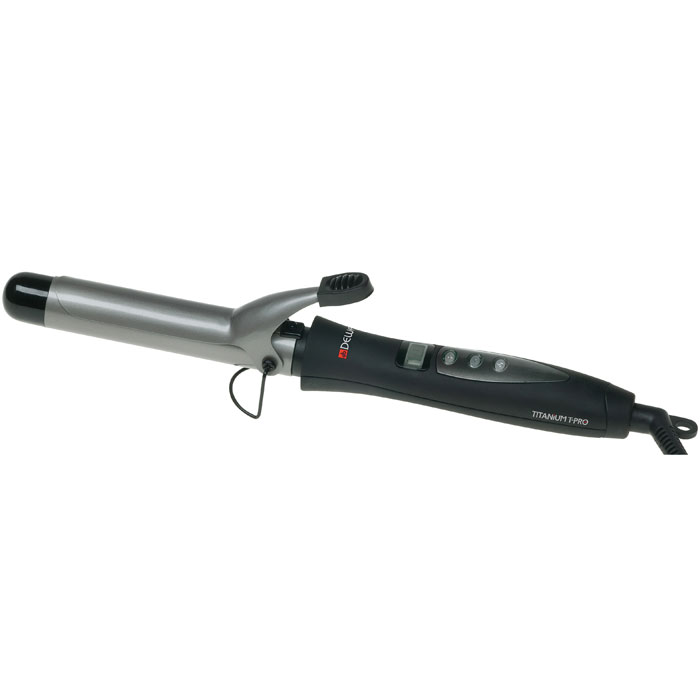 Dewal TitaniumT Pro 03-25Т плойка для волос03-25T Dewal TitaniumT Pro 03-25Т плойка для волос03-25TЩипцы для волос Dewal 03-25T TitaniumT Pro помогут вам создать незабываемый и оригинальный образ. Рабочая часть с турмалиновым покрытием обеспечит отличное скольжение, что сделает процесс укладки волос простым и приятным занятием. Максимальная температура нагрева составляет 200 °С, которую можно регулировать с помощью электронного терморегулятора. В данной модели используется покрытие рукоятки Soft Touch, препятствующее скольжению в руке.Диаметр: 25 мм