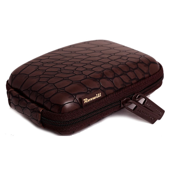 Roxwill C20 Croco, Brown чехол для фото- и видеокамерC20 croco brown Roxwill C20 Croco, Brown чехол для фото- и видеокамерC20 croco brownRoxwill C20 Croco - стильный и надежный чехол для компактных фотокамер. Он гарантированно защитит вашу камеру от случайных ударов и царапин, а также от пыли и влаги. Изделие изготовлено из EVA (вспененная резина). Данный материал не подлежит воздействию агрессивных веществ и предохраняет фотоаппарат при падении. Для переноски предусмотрен регулируемый шейный ремешок и возможность крепления на поясном ремне.