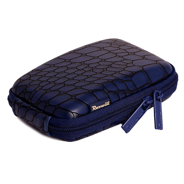 Roxwill C40 Croco, Blue чехол для фото- и видеокамерC40 croco blue Roxwill C40 Croco, Blue чехол для фото- и видеокамерC40 croco blueRoxwill C40 Croco - стильный и надежный чехол для компактных фотокамер. Он гарантированно защитит вашу камеру от случайных ударов и царапин, а также от пыли и влаги. Изделие изготовлено из EVA (вспененная резина). Данный материал не подлежит воздействию агрессивных веществ и предохраняет фотоаппарат при падении. Для переноски предусмотрен регулируемый шейный ремешок и возможность крепления на поясном ремне.
