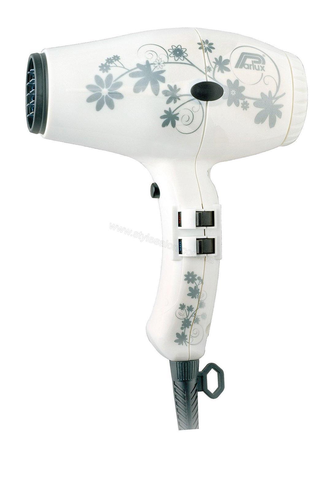 Parlux 3500 Ceramic Ionic 0901-3500, Flower фен0901-3500 ion flower Parlux 3500 Ceramic Ionic 0901-3500, Flower фен0901-3500 ion flowerФен Parlux 3500 CERAMIC & IONIC- имеет самую короткую из всей серии длину корпуса - всего 17 см. Это удобный фен для мастеров, которым часто приходится находиться в движении. Совокупный эффект от керамики и ионизации в конструкции фена позволяет излучаться теплу непосредственно внутри волос, не высушивая поверхность волос. Эта технология позволяет сохранять естественную флагу в волосах, что позволяет им сохраняться мягкими, блестящими и здоровымиФен Parlux 3500 CERAMIC & IONICпоставляет со специальными защелкивающимися соплами в комплекте, которые не соскальзывают с фена в процессе работы, и в то же самое время легко и безопасно снимаются с прибора. Сопла легко вращаются на 360° вокруг своей оси, что позволяет вращать их во всех направлениях