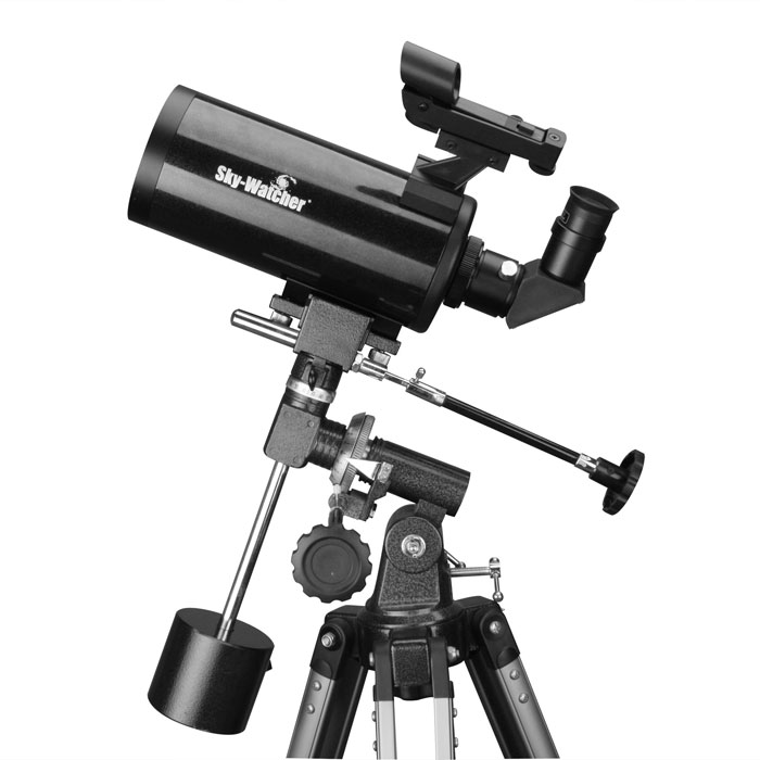 Sky-Watcher BK MAK80EQ1 телескопBK MAK80EQ1 Sky-Watcher BK MAK80EQ1 телескопBK MAK80EQ1Телескоп Sky-Watcher BK MAK80EQ1 представляет собой компактный катадиоптрик Максутова-Кассегрена. Диаметр объектива этой модели составляет 80 мм. Этого достаточно для изучения Луны, планет Солнечной системы и ярких объектов дальнего космоса. Экваториальная монтировка позволяет компенсировать суточное вращение небесных тел.Схема Максутова-Кассегрена позволяет добиться высоких оптических характеристик при небольших размерах оптической трубы. Телескоп дает яркое, четкое и контрастное изображение, свободное практически от всех видов аберраций. Эта модель комплектуется двумя окулярами. Для поиска и обзорных наблюдений используется окуляр 17 мм, а для детального изучения объектов – 3,6 мм.Экваториальная монтировка EQ1 оснащена механизмами тонких движений по обеим осям. Для максимально плавного и ровного хода оптической трубы на ось прямого восхождения можно установить моторный привод (в комплект не входит). Алюминиевая тренога обеспечивает устойчивое положение телескопа. Высота ножек треноги регулируется.