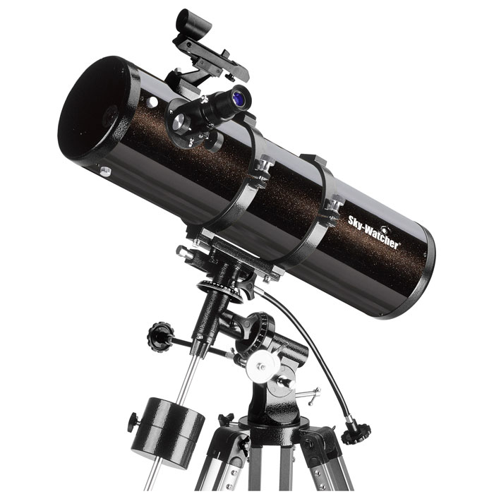 Sky-Watcher BK P13065EQ2 телескопBK P13065EQ2 Sky-Watcher BK P13065EQ2 телескопBK P13065EQ2Sky-Watcher BK P13065EQ2 – это качественный короткофокусный рефлектор Ньютона, предназначенный для изучения астрономических объектов. Эта модель дает яркую и чистую картинку при визуальных наблюдениях и позволяет делать четкие снимки при астрофотографии в прямом фокусе. Экваториальная монтировка обеспечивает точное ведение объектов.В оптической схеме используется параболическое главное зеркало. В отличие от сферического зеркала, оно собирает все падающие на него лучи света в одной точке. Таким образом, телескоп дает четкое изображение без хроматических и сферических аберраций.Искатель с красной точкой упрощает предварительное наведение. Реечный фокусер позволяет точно настроить резкость.Телескоп комплектуется двумя окулярами. Окуляр 25 мм имеет более широкое поле зрения, поэтому в большей степени подходит для обзорных наблюдений. Окуляр 10 мм используется для детального изучения небесных тел.Жесткая экваториальная монтировка EQ2 оснащена механизмами тонких движений по обеим осям, благодаря чему труба перемещается плавно, без рывков. На ось прямого восхождения можно установить моторный привод (приобретается отдельно).Тренога позволяет добиться максимально устойчивого положения телескопа. Высота ножек регулируется. Тренога снабжена лотком для дополнительных аксессуаров.